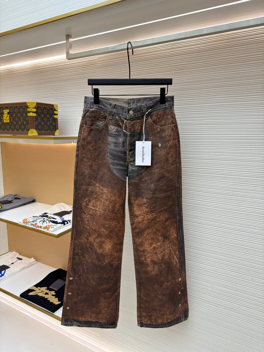 Acne Studios 3D trompe l'oeil retro printed jeans ●Original version: Purchased and developed by 4309 ●Item number: 1681025-A80 ●Material: denim fabric ●Technology: distressed print production ●Version: loose fit ●Weight: about 650 grams ●Size: 42-44-46-48-50-52 ●Description: This pair of jeans uses a seasonal "deception" shorts print, made of canvas, with a polished surface and a soft touch. Cut to a regular fit, they have a medium waist and wide, straight legs that flare slightly from the knee. The trompe l'oeil print of distressed denim and retro leather is the core, seamlessly blending the textures and colors of the two materials. The metal buckle on the front adds a cool layer, the zipper and rivet design on the trouser legs hide punk genes, and the lace-up element on the back waist injects a touch of retro romance into the whole. Wear jeans into an artistic piece that can be either salty or sweet. The overall wiring is straight and delicate, the fabric is comfortable and soft, and the color is consistent without color difference. It can be matched with the same style to create a fashionable look and control various occasions. Customized accessories, complete with three standards, same style for men and women!